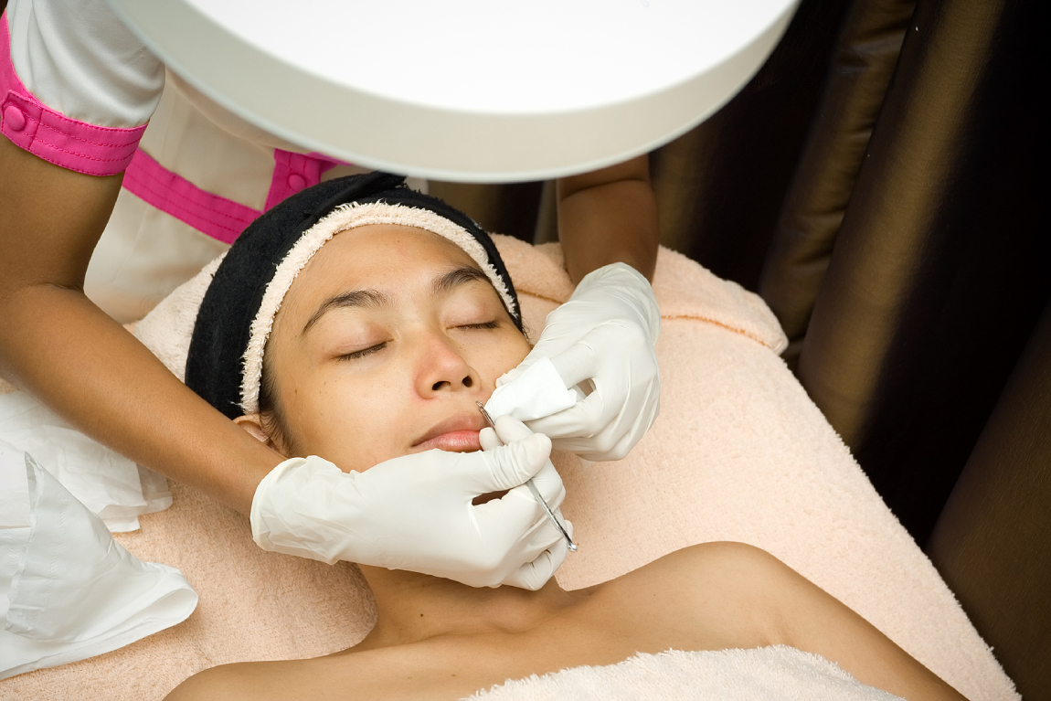 The Ultimate Guide to Extraction Facials: Benefits & Process